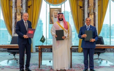 El presidente turco Recep Tayyip Erdogan, el príncipe heredero saudita Mohammed bin Salman y el primer ministro pakistaní Shehbaz Sharif posan con los documentos tras firmar un||||