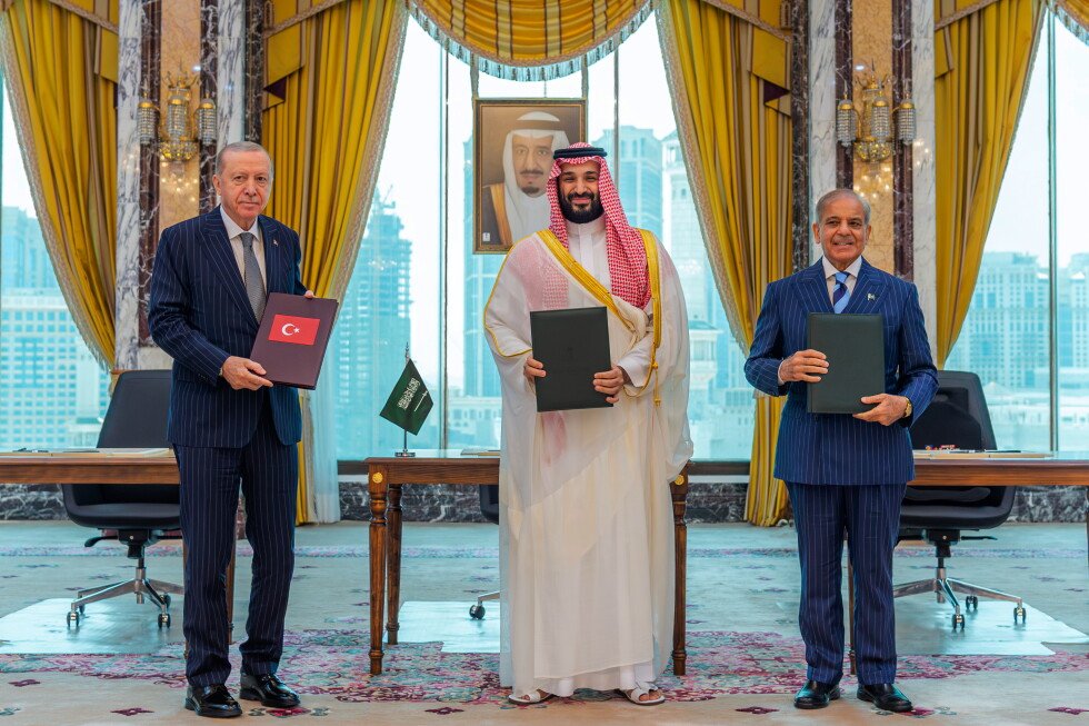 El presidente turco Recep Tayyip Erdogan, el príncipe heredero saudita Mohammed bin Salman y el primer ministro pakistaní Shehbaz Sharif posan con los documentos tras firmar un||||