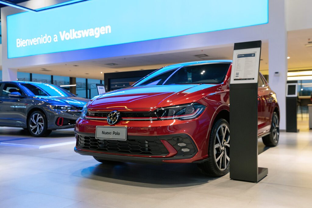 Vehículos Volkswagen 0 km exhibidos en un concesionario; imagen contextual de la oferta de financiación del Banco Nación.