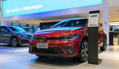 Vehículos Volkswagen 0 km exhibidos en un concesionario; imagen contextual de la oferta de financiación del Banco Nación.