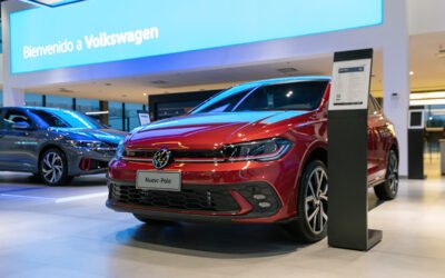 Vehículos Volkswagen 0 km exhibidos en un concesionario; imagen contextual de la oferta de financiación del Banco Nación.