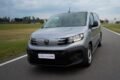 La nueva Peugeot Partner, en color gris, circula por una pista de pruebas.