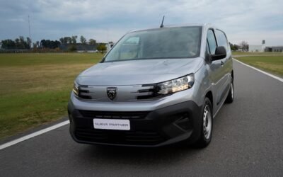 La nueva Peugeot Partner, en color gris, circula por una pista de pruebas.