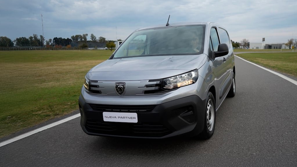 La nueva Peugeot Partner, en color gris, circula por una pista de pruebas.
