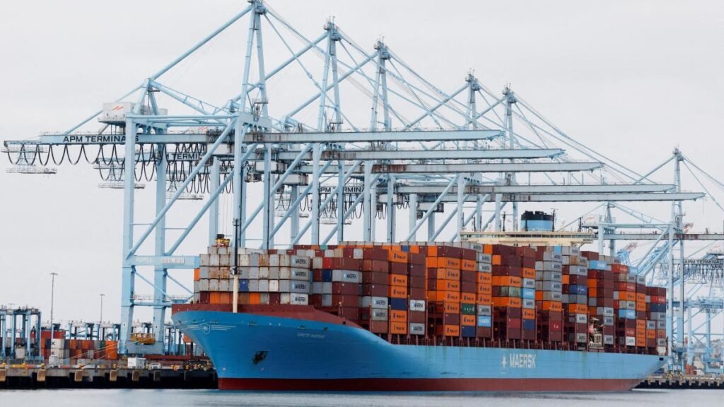 Imagen contextual de archivo de un buque portacontenedores de Maersk en una terminal portuaria.