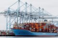 Imagen contextual de archivo de un buque portacontenedores de Maersk en una terminal portuaria.