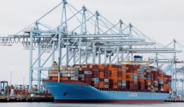 Imagen contextual de archivo de un buque portacontenedores de Maersk en una terminal portuaria.
