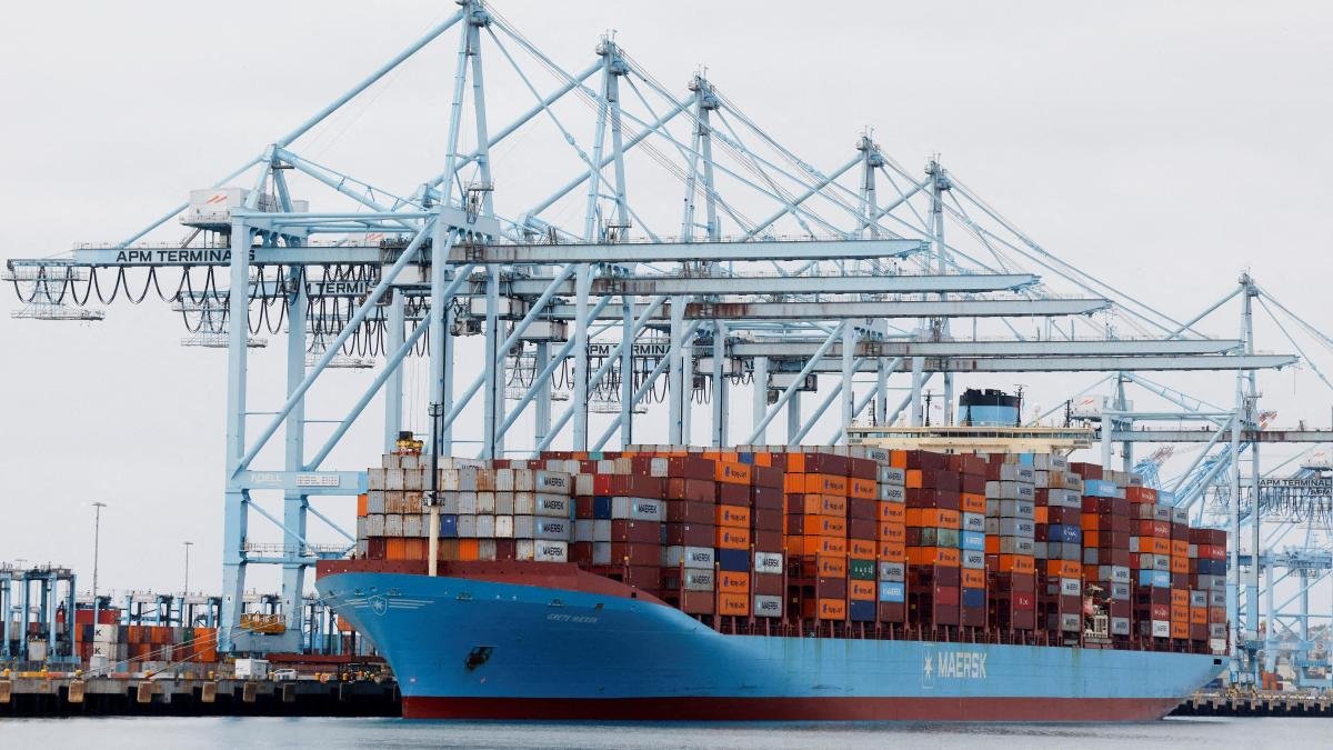 Imagen contextual de archivo de un buque portacontenedores de Maersk en una terminal portuaria.