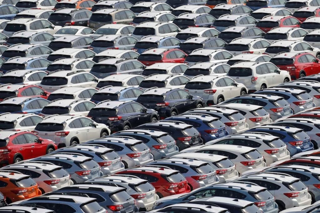 Imagen de archivo de numerosos automóviles nuevos estacionados en un depósito.