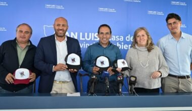 Presentación oficial de la tercera edición del Rally MTB La Punta, con autoridades y organizadores frente a un panel institucional.
