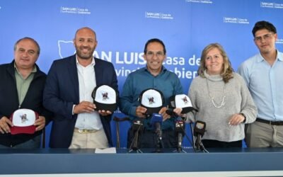 Presentación oficial de la tercera edición del Rally MTB La Punta, con autoridades y organizadores frente a un panel institucional.