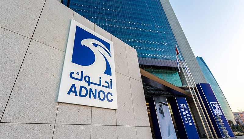 Imagen de archivo de la fachada de un edificio corporativo de ADNOC.