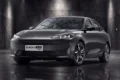 Changan Eado Plus PHEV gris, fotografiado en un espacio interior.