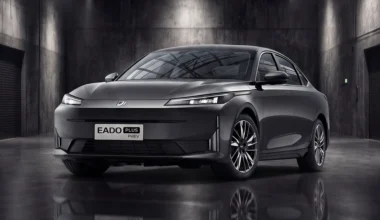 Changan Eado Plus PHEV gris, fotografiado en un espacio interior.