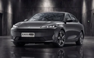 Changan Eado Plus PHEV gris, fotografiado en un espacio interior.
