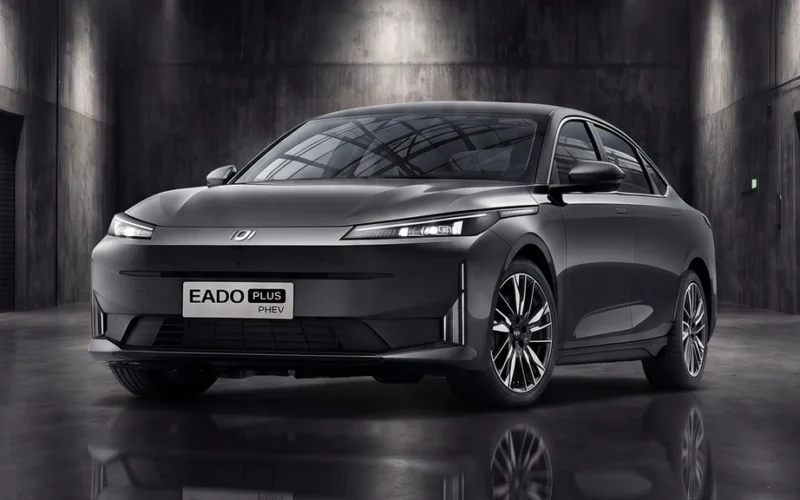 Changan Eado Plus PHEV gris, fotografiado en un espacio interior.