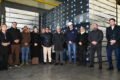 Claudio Poggi y otras autoridades junto a trabajadores en la planta de Tubos Argentinos, durante una visita a las instalaciones.