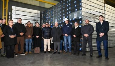 Claudio Poggi y otras autoridades junto a trabajadores en la planta de Tubos Argentinos, durante una visita a las instalaciones.