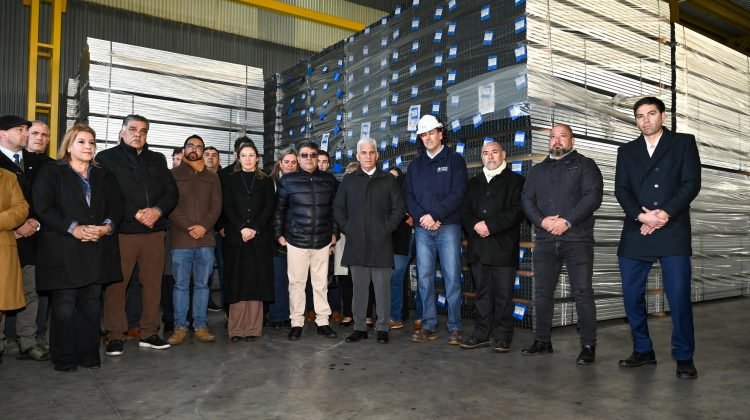 Claudio Poggi y otras autoridades junto a trabajadores en la planta de Tubos Argentinos, durante una visita a las instalaciones.