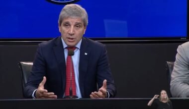 Imagen de archivo de Luis Caputo durante una exposición pública sobre temas económicos.