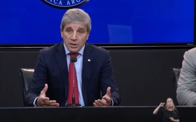 Imagen de archivo de Luis Caputo durante una exposición pública sobre temas económicos.
