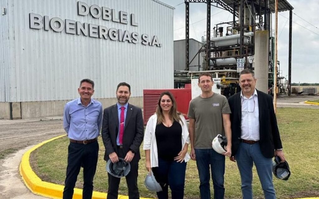 Imagen contextual de la planta de Doble L Bioenergías, con integrantes de la empresa frente a las instalaciones.