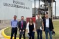 Imagen contextual de la planta de Doble L Bioenergías, con integrantes de la empresa frente a las instalaciones.