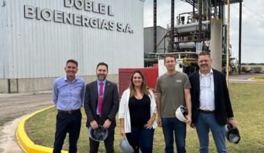 Imagen contextual de la planta de Doble L Bioenergías, con integrantes de la empresa frente a las instalaciones.