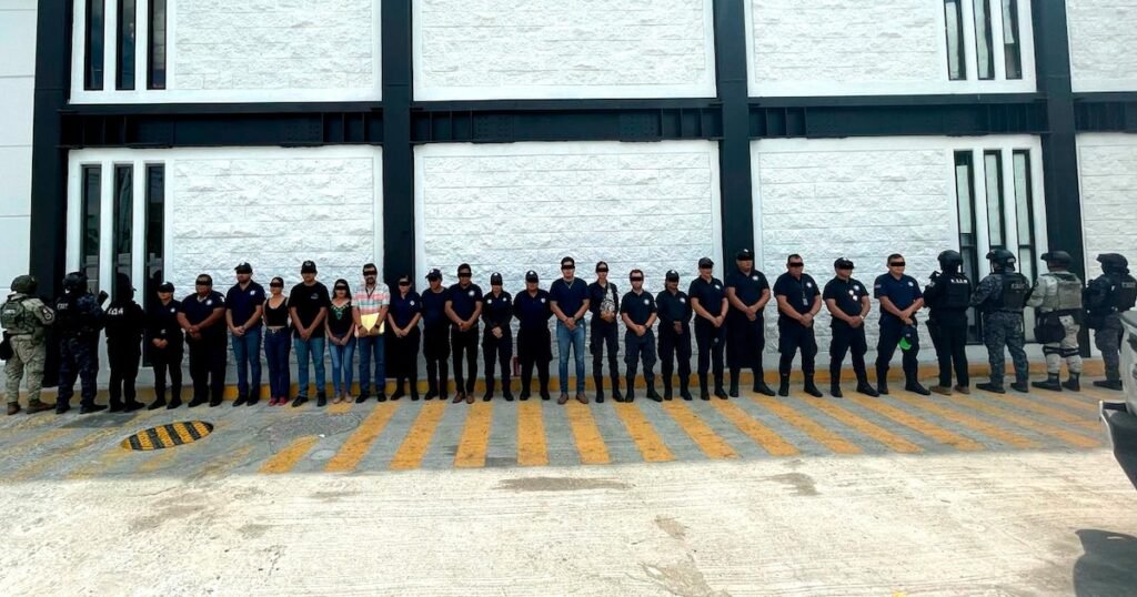 Personas detenidas y agentes durante el operativo realizado en Suchiapa, Chiapas.