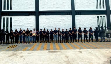 Personas detenidas y agentes durante el operativo realizado en Suchiapa, Chiapas.