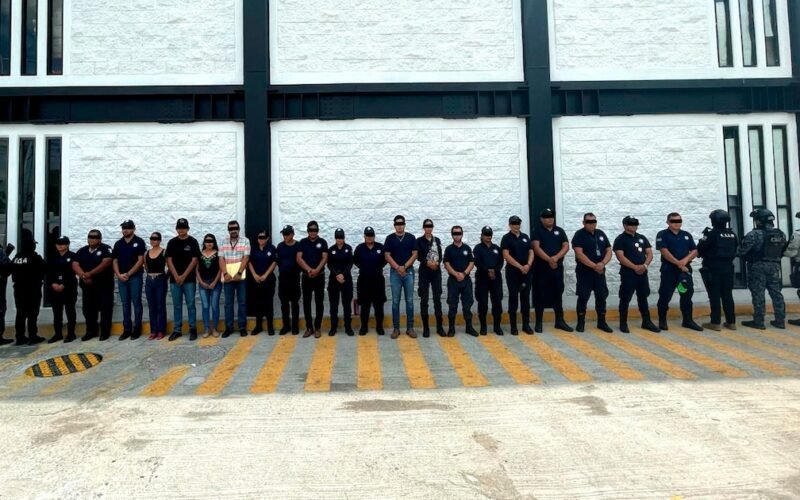 Personas detenidas y agentes durante el operativo realizado en Suchiapa, Chiapas.