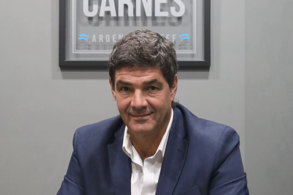 Martín Ghiozzi, fundador de Total Carnes, posa frente a un cartel de la empresa.
