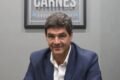 Martín Ghiozzi, fundador de Total Carnes, posa frente a un cartel de la empresa.