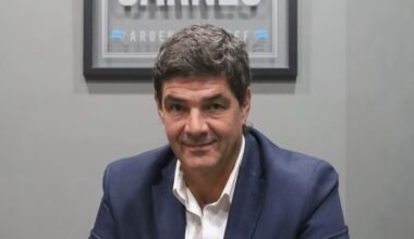 Martín Ghiozzi, fundador de Total Carnes, posa frente a un cartel de la empresa.