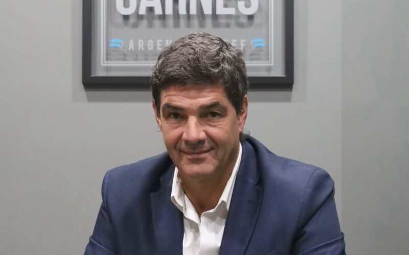 Martín Ghiozzi, fundador de Total Carnes, posa frente a un cartel de la empresa.