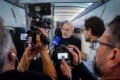 Mohammad Bagher Qalibaf, rodeado de periodistas y camarógrafos durante una entrevista.