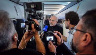 Mohammad Bagher Qalibaf, rodeado de periodistas y camarógrafos durante una entrevista.