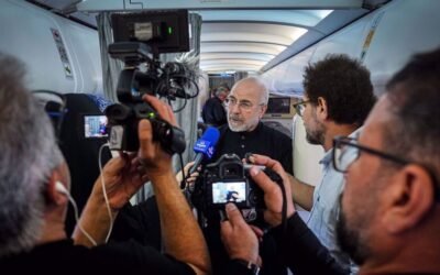 Mohammad Bagher Qalibaf, rodeado de periodistas y camarógrafos durante una entrevista.