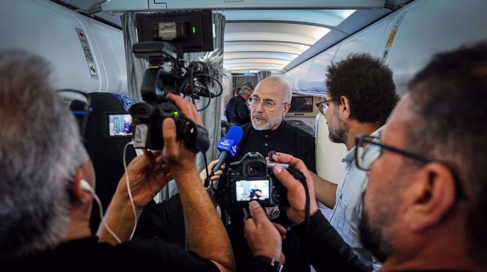 Mohammad Bagher Qalibaf, rodeado de periodistas y camarógrafos durante una entrevista.