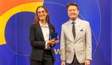 Renata Reinheimer recibe la distinción de la OMPI durante la ceremonia de premios.