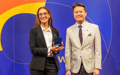 Renata Reinheimer recibe la distinción de la OMPI durante la ceremonia de premios.
