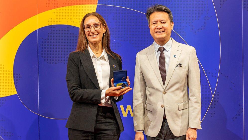 Renata Reinheimer recibe la distinción de la OMPI durante la ceremonia de premios.