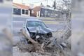 Volkswagen Bora severamente dañado tras chocar contra un árbol en la avenida Centenario de San Luis.
