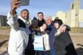 Familias posan junto a las viviendas entregadas en Justo Daract durante el acto de adjudicación.