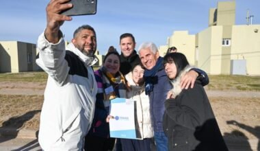 Familias posan junto a las viviendas entregadas en Justo Daract durante el acto de adjudicación.