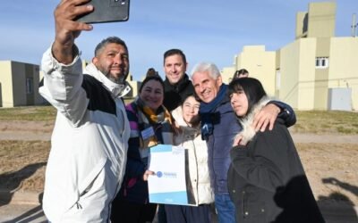 Familias posan junto a las viviendas entregadas en Justo Daract durante el acto de adjudicación.