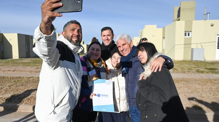 Familias posan junto a las viviendas entregadas en Justo Daract durante el acto de adjudicación.