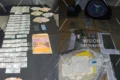 Collage de dinero, paquetes con sustancias y elementos policiales secuestrados durante el operativo antidrogas Misión Sarmiento.