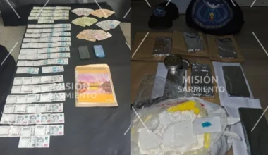 Collage de dinero, paquetes con sustancias y elementos policiales secuestrados durante el operativo antidrogas Misión Sarmiento.
