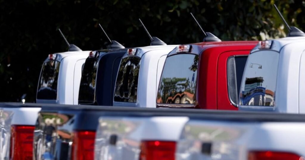 Imagen de archivo de varias pickups estacionadas, utilizada como contexto para una nota sobre precios de camionetas en Argentina.